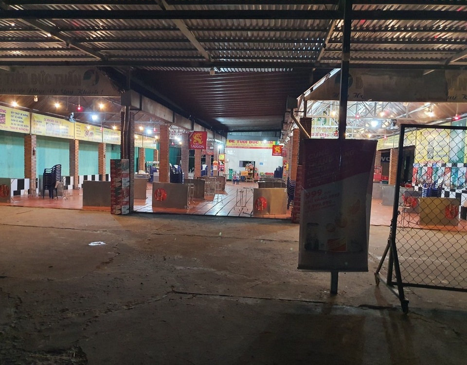 Nhiều tỉnh thành đóng cửa ngủ sớm, tạm dừng buôn bán chống dịch Covid-19 - 8