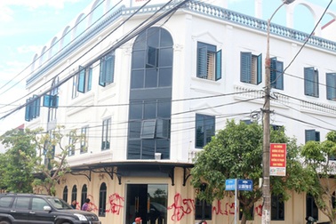 Nhà hàng bề thế chuẩn bị khai trương bị kẻ xấu xịt sơn bẩn