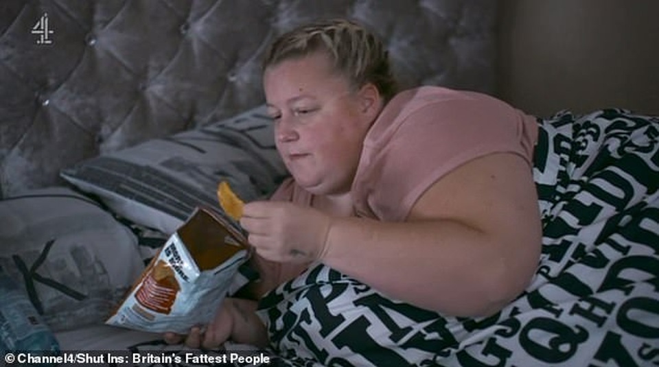 Khán giả chỉ trích người chồng liên tục phục vụ đồ ăn cho vợ nặng... 190 kg - 2