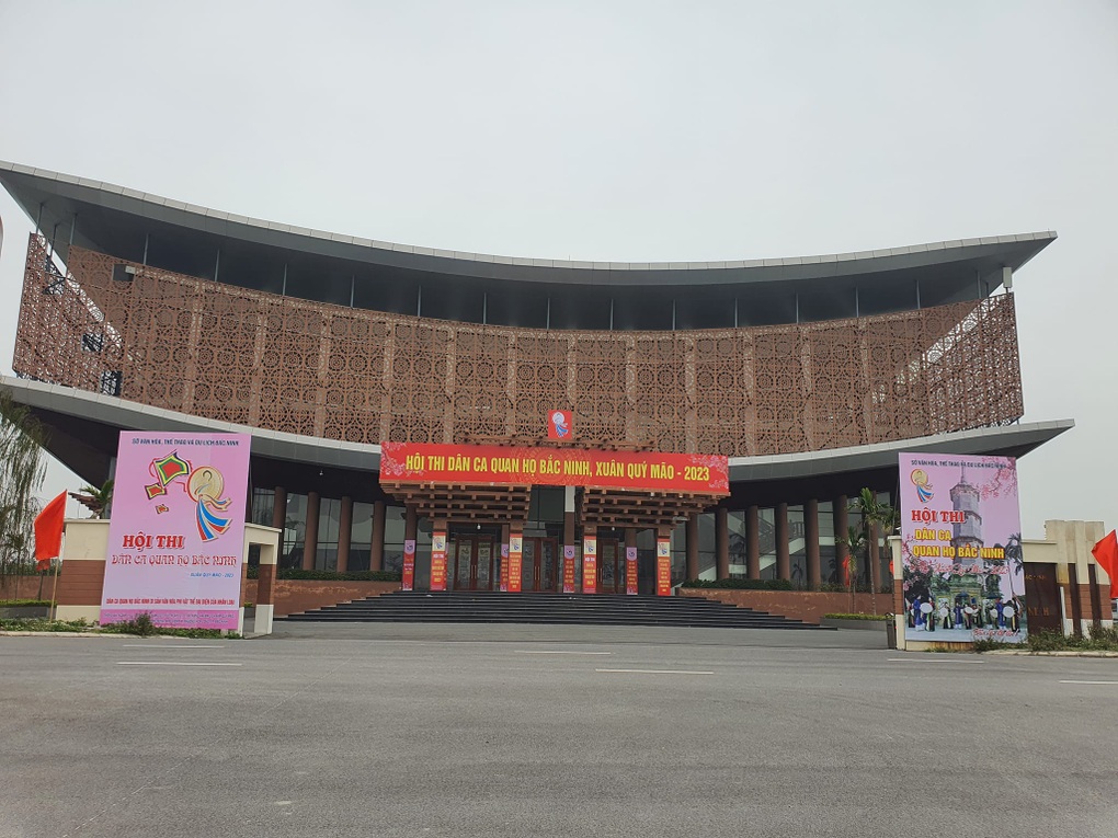 Hàng ghế gỗ Đồng Kỵ trong Nhà hát Dân ca Quan họ Bắc Ninh gây tranh cãi - 2 Hàng ghế gỗ Đồng Kỵ trong Nhà hát Dân ca Quan họ Bắc Ninh gây tranh cãi - 2
