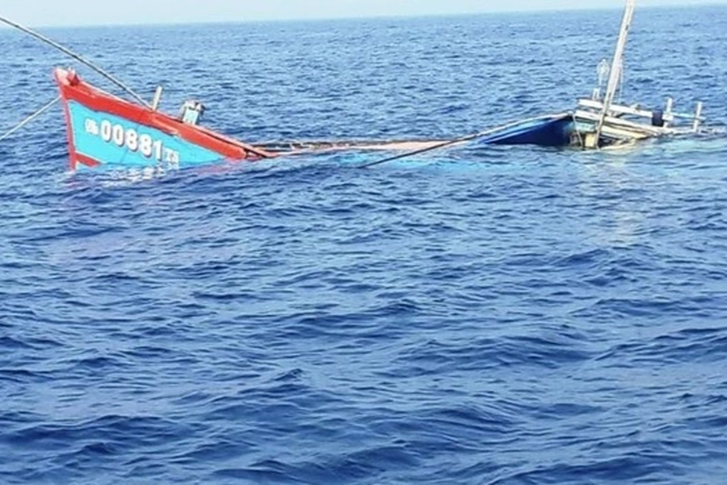 Tìm kiếm ngư dân Thanh Hóa mất tích trên biển - 1 Tìm kiếm ngư dân Thanh Hóa mất tích trên biển - 1
