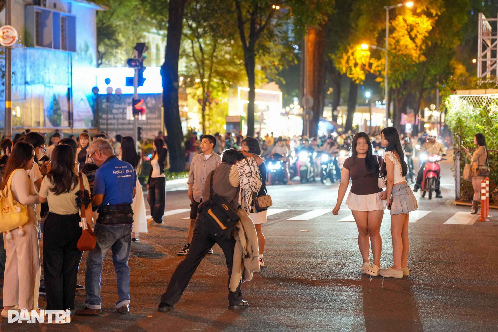 Check-in Giáng sinh dưới lòng đường, phố trung tâm TPHCM thêm hiểm nguy - 6 Check-in Giáng sinh dưới lòng đường, phố trung tâm TPHCM thêm hiểm nguy - 6