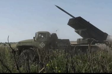 "Cơn lốc lửa" của Nga nã pháo phá hủy mục tiêu quân sự Ukraine