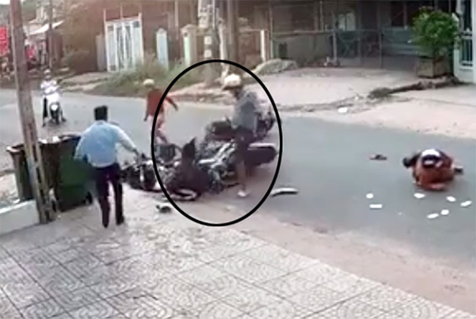 Đánh nữ sinh dã man sau cú tông xe, gã thanh niên nhận kết đắng mức nào? - 1