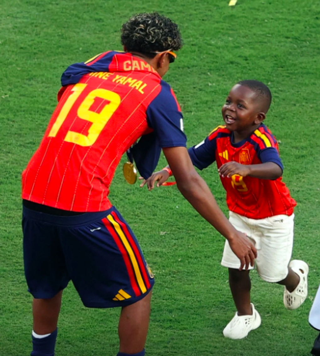 Cậu em trai 3 tuổi quyền lực của Yamal thành hiện tượng sau World Cup - 1 Cậu em trai 3 tuổi quyền lực của Yamal thành hiện tượng sau World Cup - 1