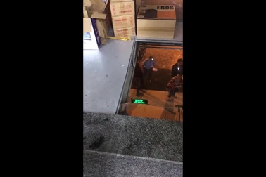 Đang làm việc, hai người rơi từ tầng 2 văn phòng xuống sảnh chung cư