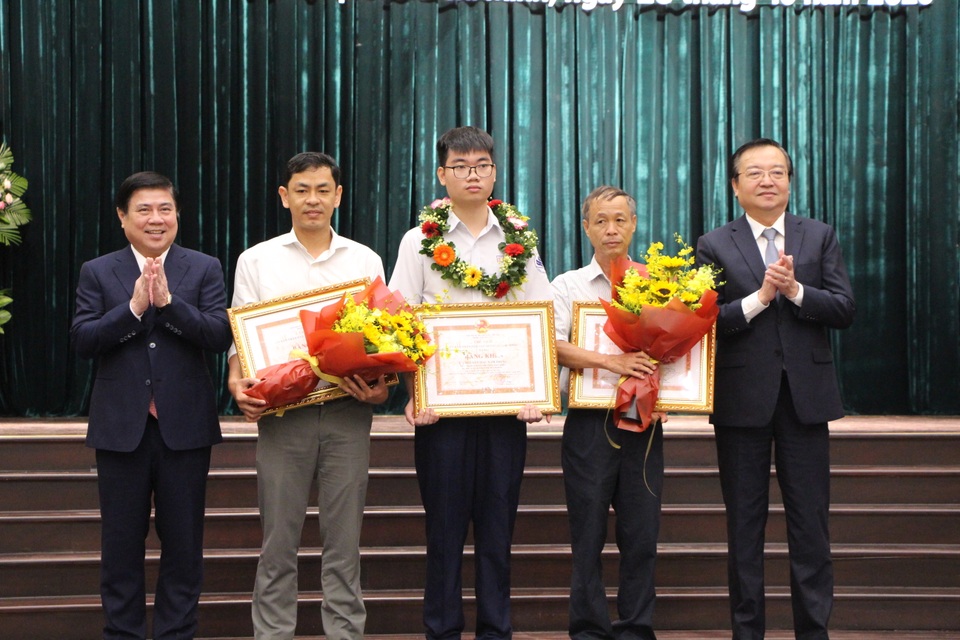 TPHCM: Học sinh đoạt HC Bạc Olympic Toán quốc tế được thưởng 150 triệu đồng - 1 TPHCM: Học sinh đoạt HC Bạc Olympic Toán quốc tế được thưởng 150 triệu đồng - 1