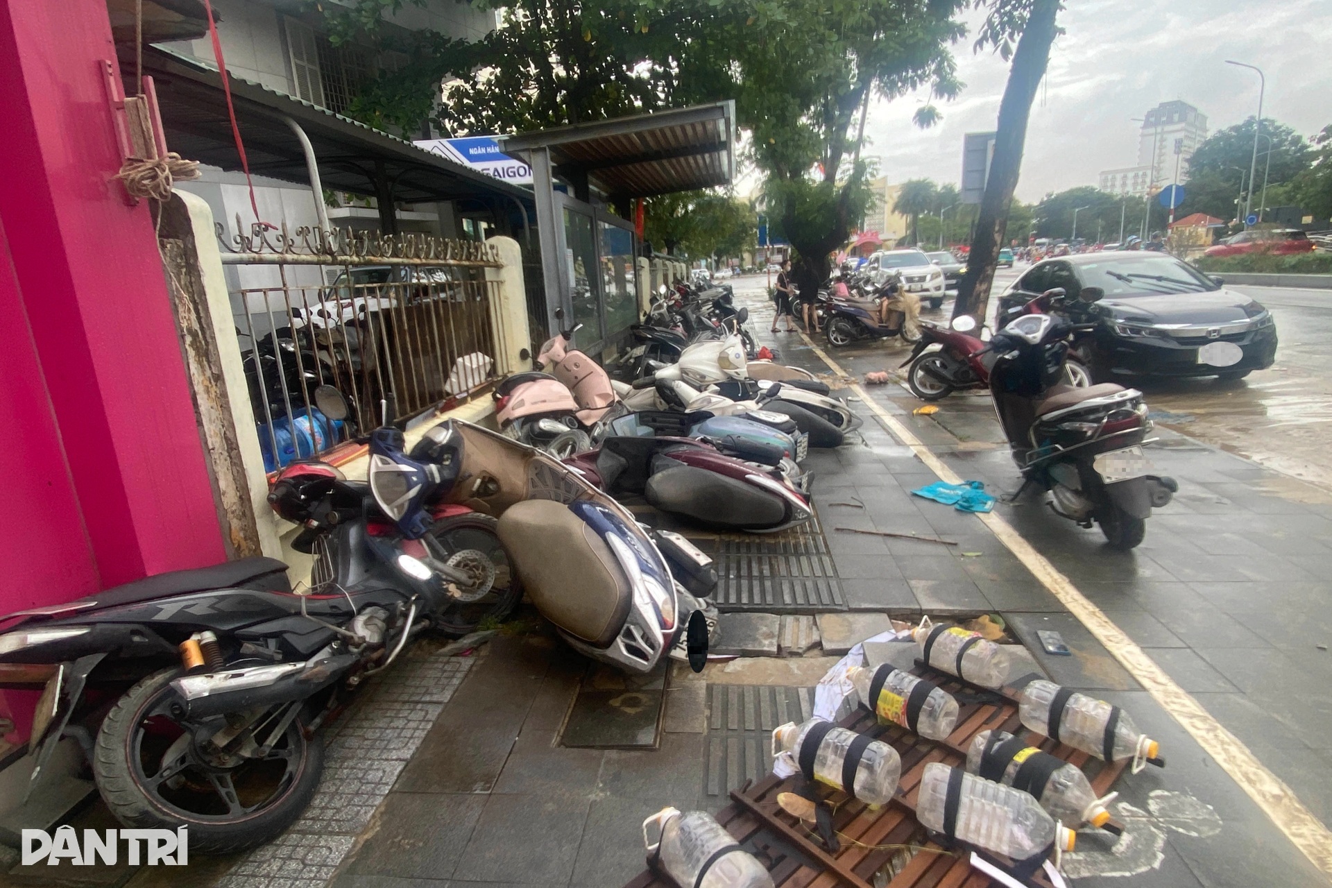 Người dân Huế oằn mình dọn bùn non, rác thải và sửa xe sau lũ - 17 Người dân Huế oằn mình dọn bùn non, rác thải và sửa xe sau lũ - 17