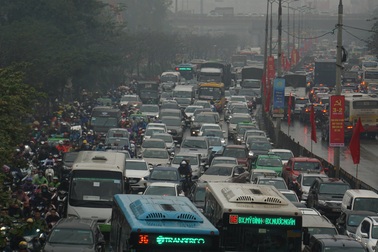 Người dân đổ về quê, cửa ngõ phía Nam Hà Nội ùn tắc sáng 28 Tết