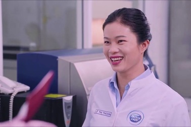 Chuyên viên Cô Gái Hà Lan hướng dẫn Hồng Diễm cách đo lường số đếm tổng tạp trùng trong sữa tươi