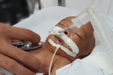 Bé trai bị bỏ rơi ở sân chùa: Cha mẹ vỡ oà đón nhận kết quả xét nghiệm ADN