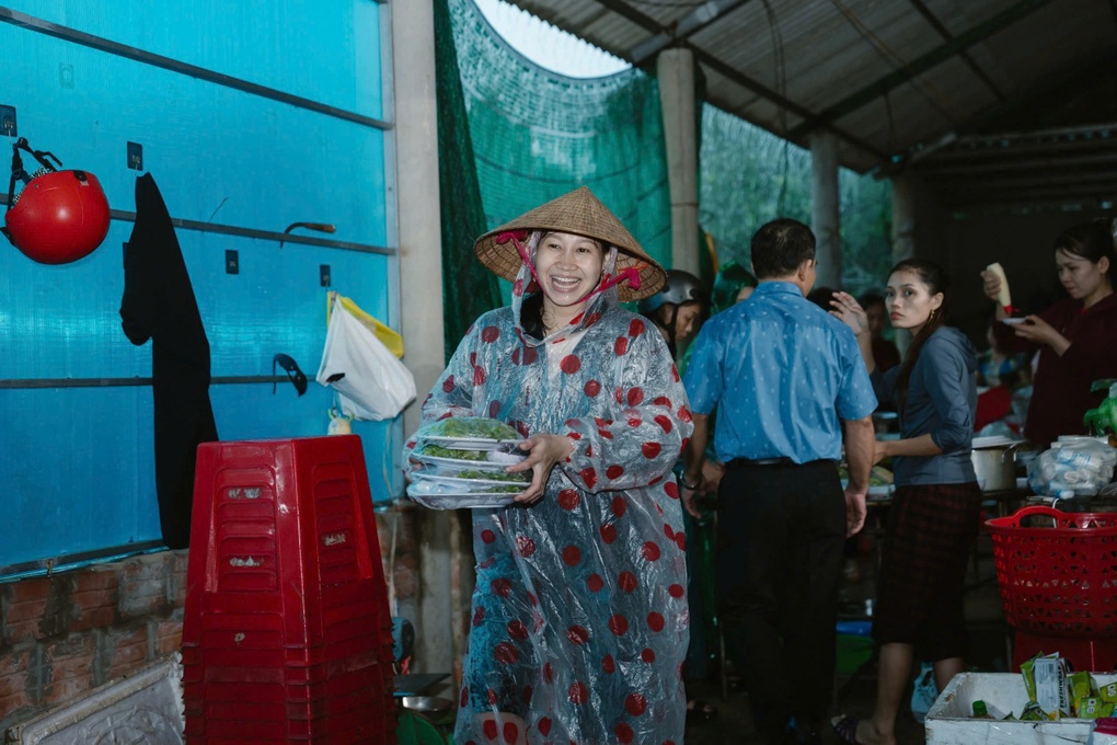 Sập rạp cưới trước giờ G, cặp đôi vẫn tươi cười lưu lại kỷ niệm khó quên - 2 Sập rạp cưới trước giờ G, cặp đôi vẫn tươi cười lưu lại kỷ niệm khó quên - 2