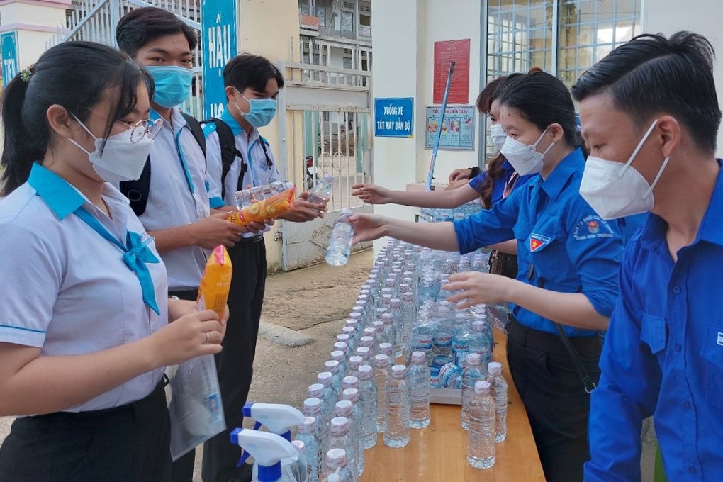 Sáng nay, gần 1 triệu thí sinh bước vào môn thi đầu tiên Ngữ Văn - 5 Sáng nay, gần 1 triệu thí sinh bước vào môn thi đầu tiên Ngữ Văn - 5