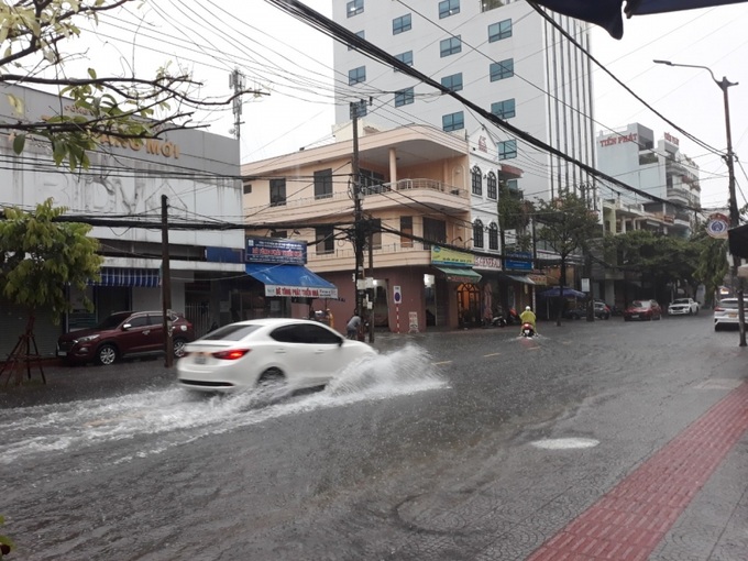 Từ ngày 12/10, trên địa bàn thành phố liên tục có mưa lớn gây ngập úng tại một số đoạn, tuyến đường.