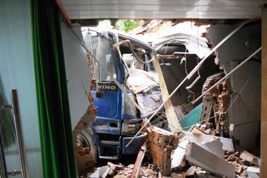 Xe tải mất thắng đâm sập nhà dân