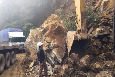 Hàng trăm khối đá đổ sập, quốc lộ "tê liệt" suốt nhiều giờ