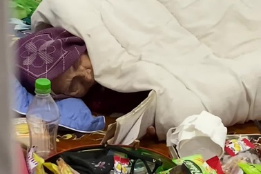 Việc làm khó tin "để không quên mặt chữ" của cụ bà sinh hoạt trên giường