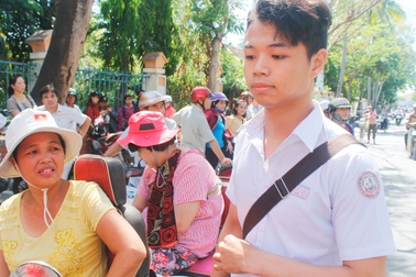 Mẹ chở con gái bại não hồi hộp chờ con trai hoàn thành bài thi