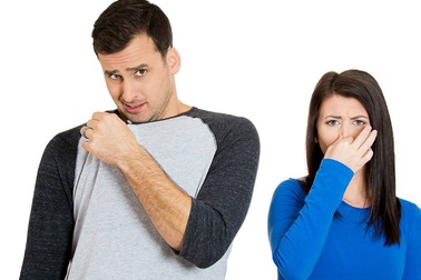 Dùng chung khăn tắm, lăn khử mùi có lây hôi nách?