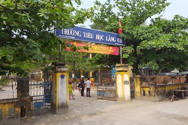 Giả phụ huynh vào trường sờ cổ, giật dây chuyền của hàng loạt học sinh