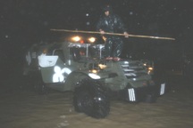 Xe thiết giáp xuyên đêm giải cứu người dân vùng lũ