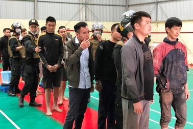 Đột kích sới đá gà giữa làng, bắt hơn 50 con bạc