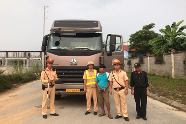 Bị kiểm tra, tài xế ô tô đầu kéo điều khiển xe bỏ chạy qua 2 tỉnh