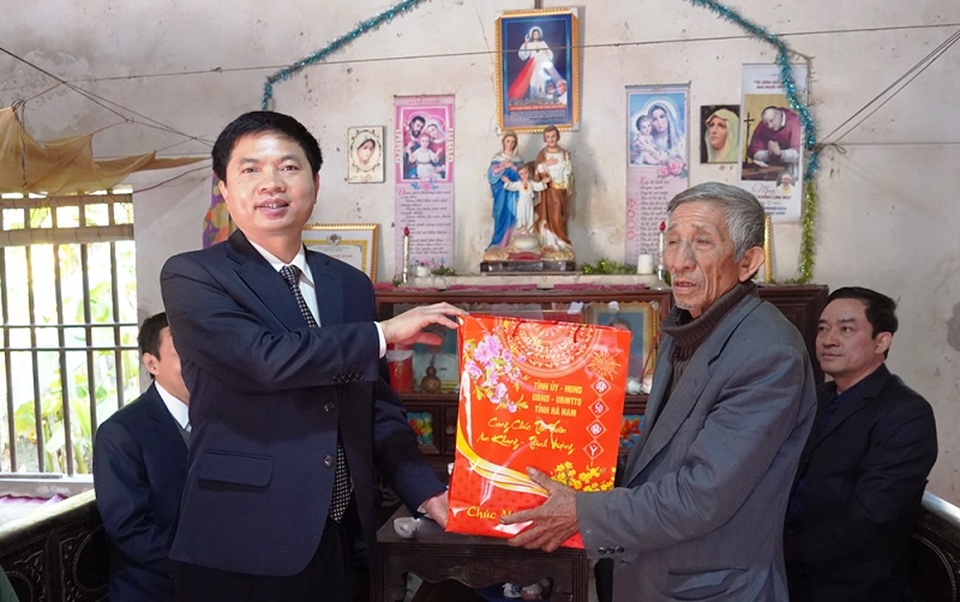 Chủ tịch UBND tỉnh Hà Nam thăm và tặng quà tết tới các đối tượng chính sách - 2 Chủ tịch UBND tỉnh Hà Nam thăm và tặng quà tết tới các đối tượng chính sách - 2