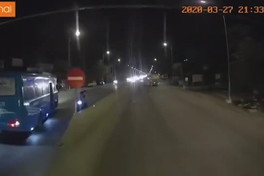 Xe khách tạt đầu xe khác rồi ngang nhiên đi vào làn ngược chiều