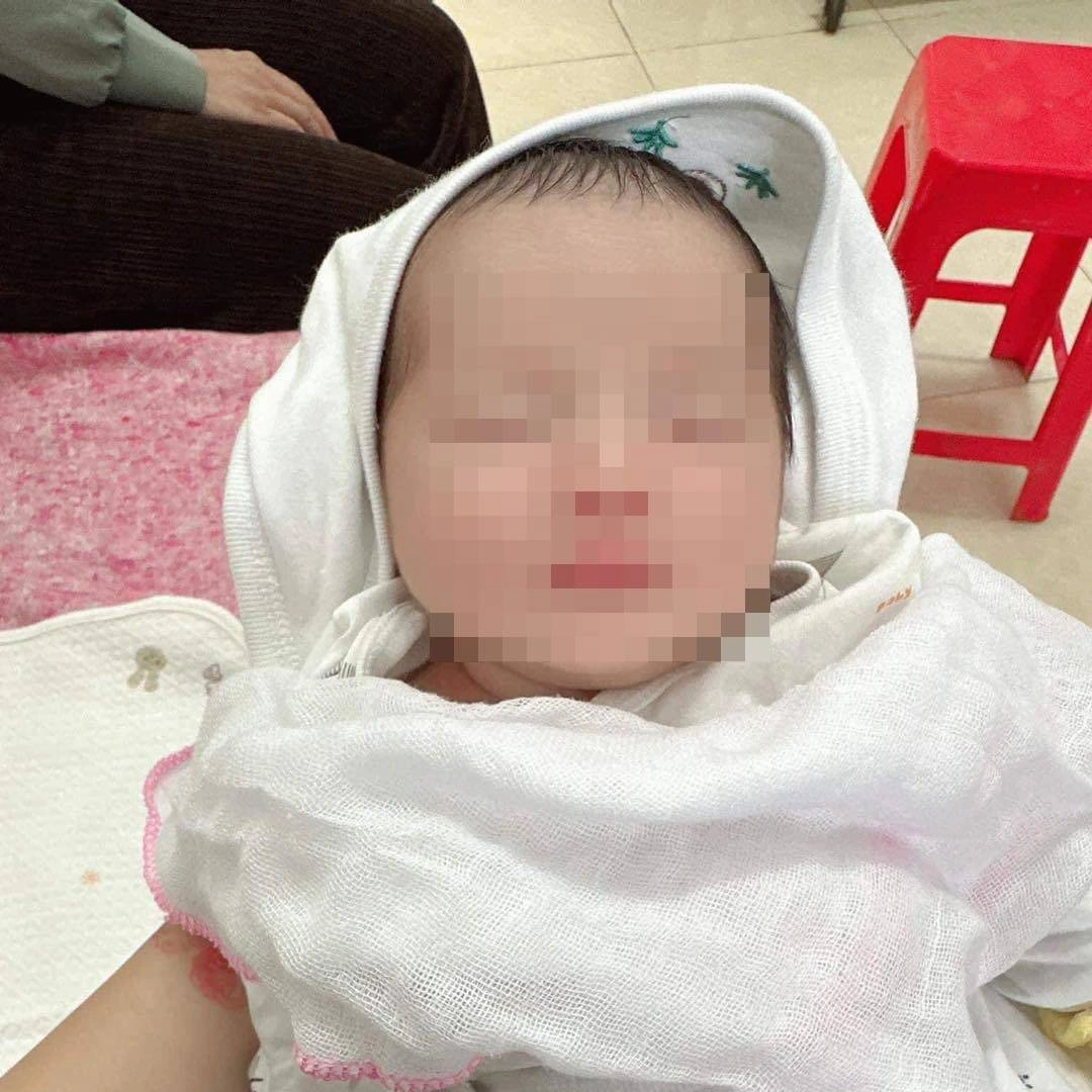 Chính quyền thông báo tìm người nhận nuôi bé gái sơ sinh bị bỏ rơi - 1