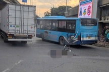 Nữ sinh lớp 9 đi xe đạp tử nạn ở Hà Nội