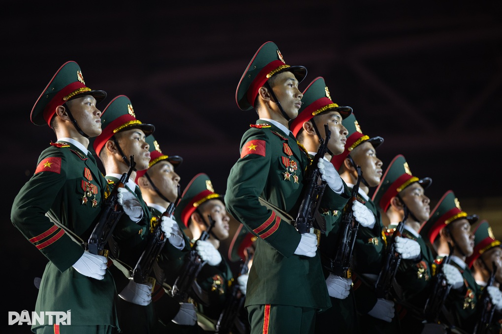 Tiết lộ về màn diễu binh nổi da gà của 68 chiến sĩ ở concert 50.000 người - 1 Tiết lộ về màn diễu binh nổi da gà của 68 chiến sĩ ở concert 50.000 người - 1