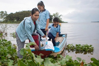 Cô giáo của những đứa trẻ “ba không” giữa lòng hồ Trị An