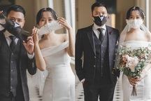 Cặp đôi biến khẩu trang thành phụ kiện "độc" chụp ảnh cưới