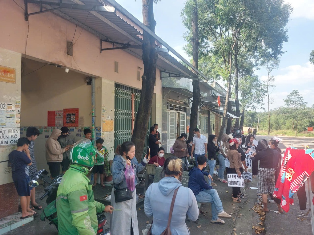 Chủ hụi biệt tăm, nhiều người mang loa đi đòi tiền ở TPHCM - 1 Chủ hụi biệt tăm, nhiều người mang loa đi đòi tiền ở TPHCM - 1