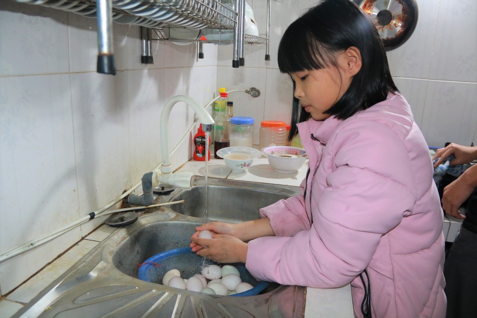 Thương cảnh chàng trai mồ côi không người thân nuôi em gái 10 tuổi - 4 Thương cảnh chàng trai mồ côi không người thân nuôi em gái 10 tuổi - 4