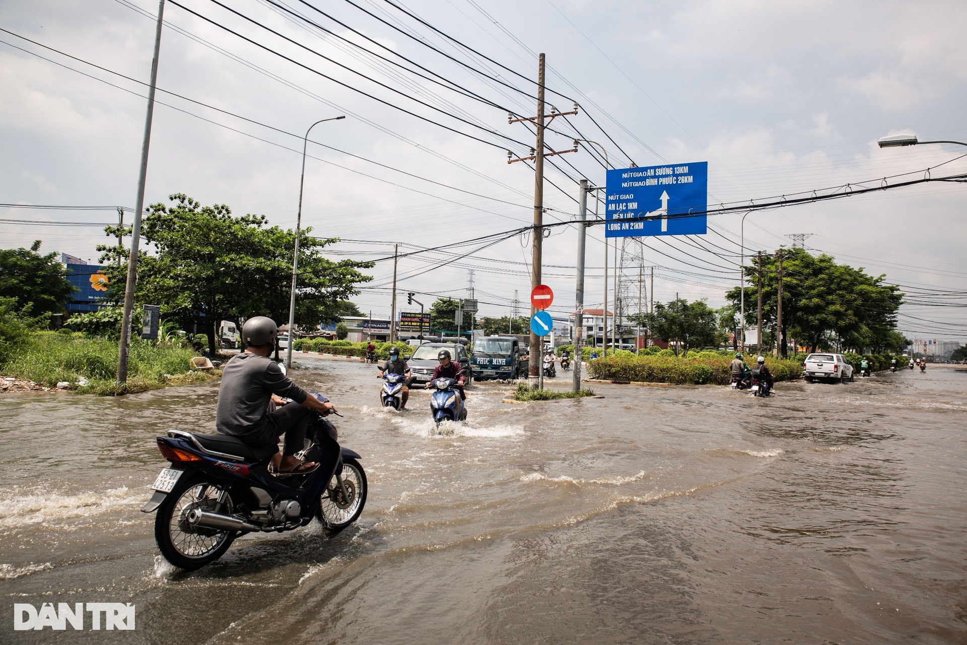 Nhiều tuyến đường ở TPHCM ngập như sông dù trời không mưa - 10 Nhiều tuyến đường ở TPHCM ngập như sông dù trời không mưa - 10