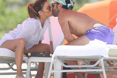 Eva Longoria thư thái đi biển cùng người chồng thứ 3