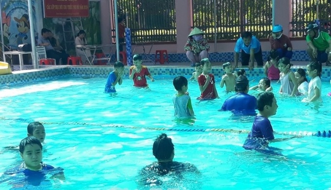 Lớp dạy bơi miễn phí được tổ chức tại thị trấn Thới Bình, huyện Thới Bình, tỉnh Cà Mau. Ảnh: Băng Thanh
