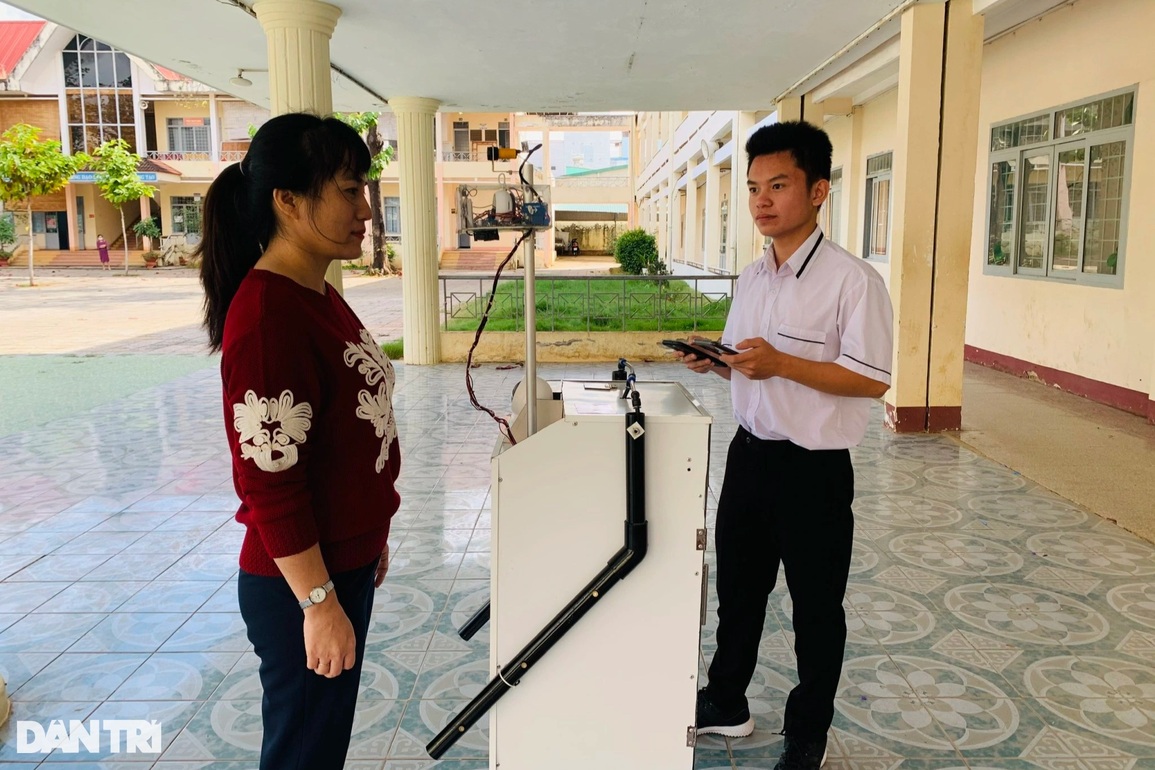 Nam sinh phố núi sáng chế robot hỗ trợ chăm sóc bệnh nhân mắc Covid-19 - 4 Nam sinh phố núi sáng chế robot hỗ trợ chăm sóc bệnh nhân mắc Covid-19 - 4