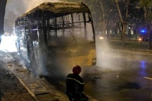 Xe khách 46 chỗ đang chạy trên đường bất ngờ bị cháy trơ khung