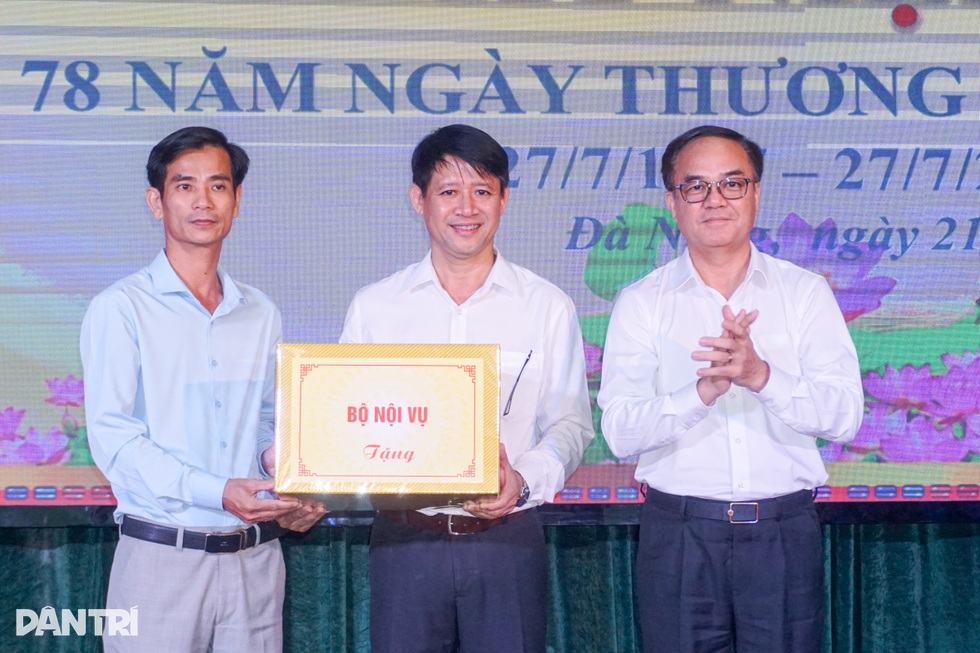 Thường trực Ban Bí thư thăm, tặng quà người có công tại Đà Nẵng - 5