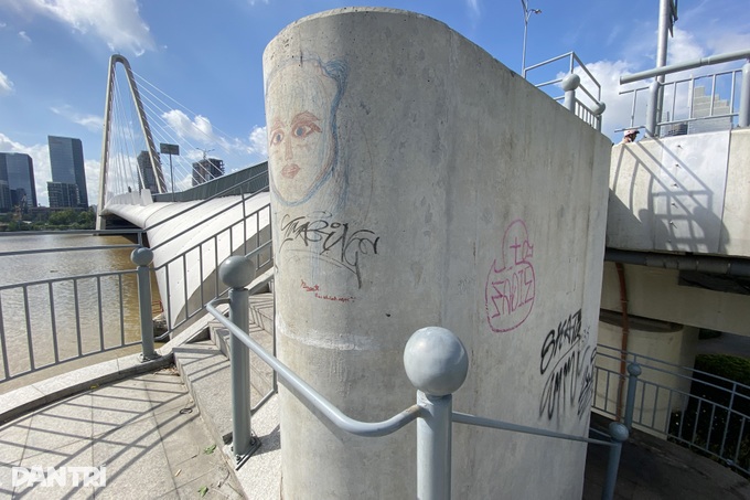 Cầu Ba Son ở TPHCM tiếp tục bị vẽ bậy - 1 Cầu Ba Son ở TPHCM tiếp tục bị vẽ bậy - 1