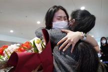 Hình ảnh gần 600 người Việt về nước từ vùng chiến sự Ukraine sáng 13/3