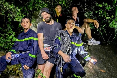 Cảnh sát giải cứu 2 du khách Nga mắc kẹt trên núi Cô Tiên