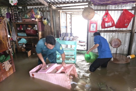 Vỡ đê ở Cần Thơ do triều cường, nước sông Hậu "bao vây" nhà dân tứ phía