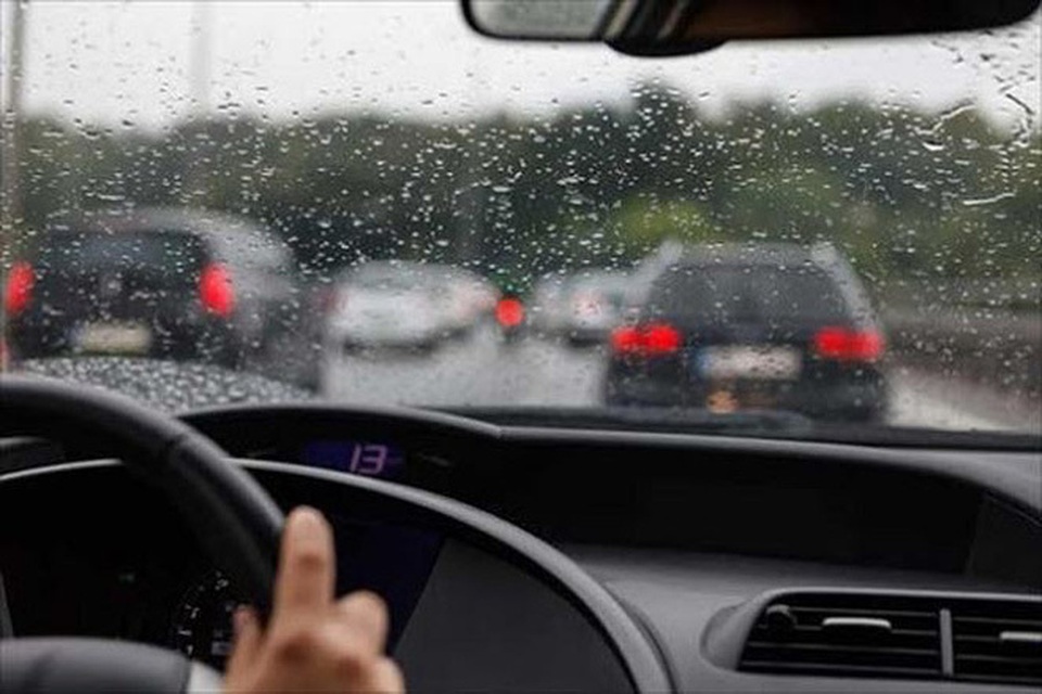 Lái xe an toàn dưới trời mưa: Những lưu ý lái mới không nên bỏ qua - 4 Lái xe an toàn dưới trời mưa: Những lưu ý lái mới không nên bỏ qua - 4