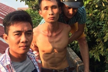 Người phụ nữ hoảng hồn thấy tên trộm núp trong nhà vệ sinh