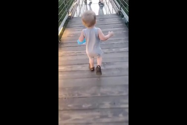 Bật cười với phản ứng của em bé khi bước chân lên cầu kính