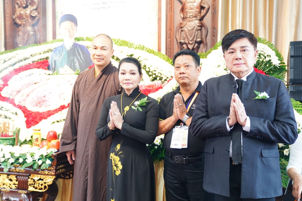 Ngọc Huyền túc trực sáng tối tại lễ tưởng niệm Diệp Lang, sức khỏe ra sao? - 1 Ngọc Huyền túc trực sáng tối tại lễ tưởng niệm Diệp Lang, sức khỏe ra sao? - 1